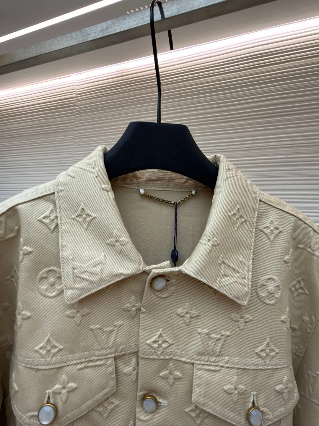 LOUIS VUITTON fully embossed denim jacket ●Original version: Purchased and developed at 28699 ●Item number: 1680986-C65 ●Fabric: Denim denim fabric ●Technology: embossed embossing ●Version: fitted version ●Weight: about 1270 grams ●Size: S-M-L-XL ●Description: Made of customized denim fabric, monogram three-dimensional embossing all over, classic brand logo pattern on the front and back, brown brand embossed leather tag on the back waist, white engraved beaded buttons, and white beaded nails on the pockets. It can be matched with tops of the same season to create a fashionable look. Customized accessories, complete with three labels, same style for men and women!